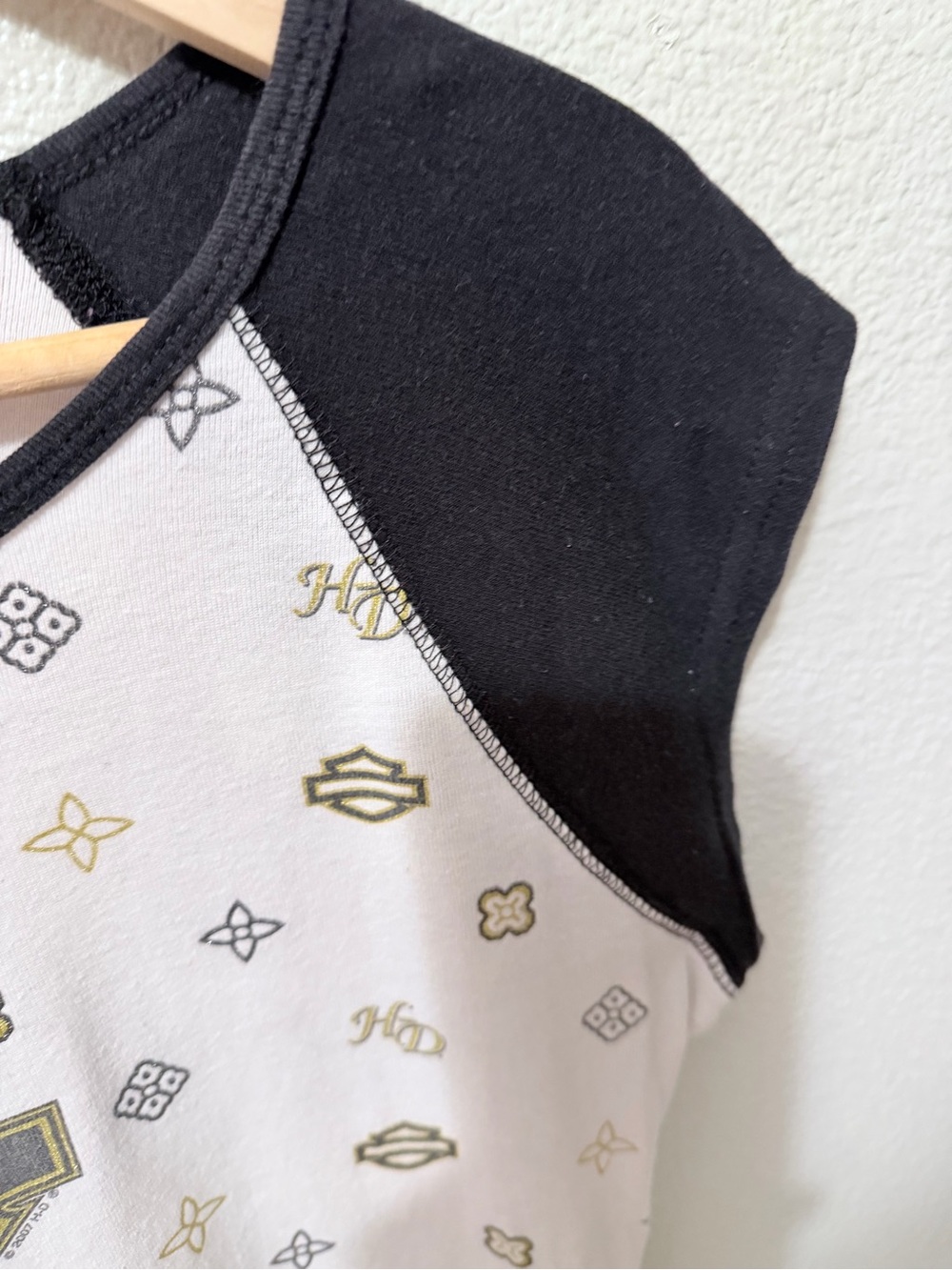 Harley-Davidson White Top with Black Cap Sleeves and Gold Logo Print - Picture 3 of 5
